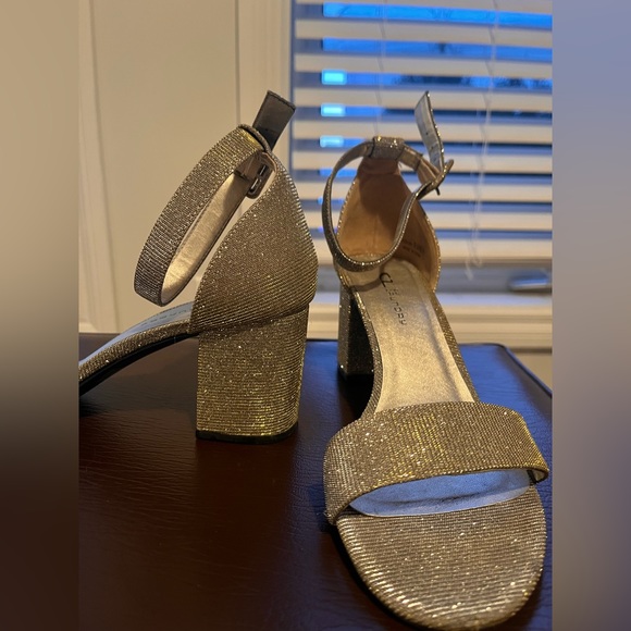 CL by Laundry gold shimmer heels - Picture 2 of 3